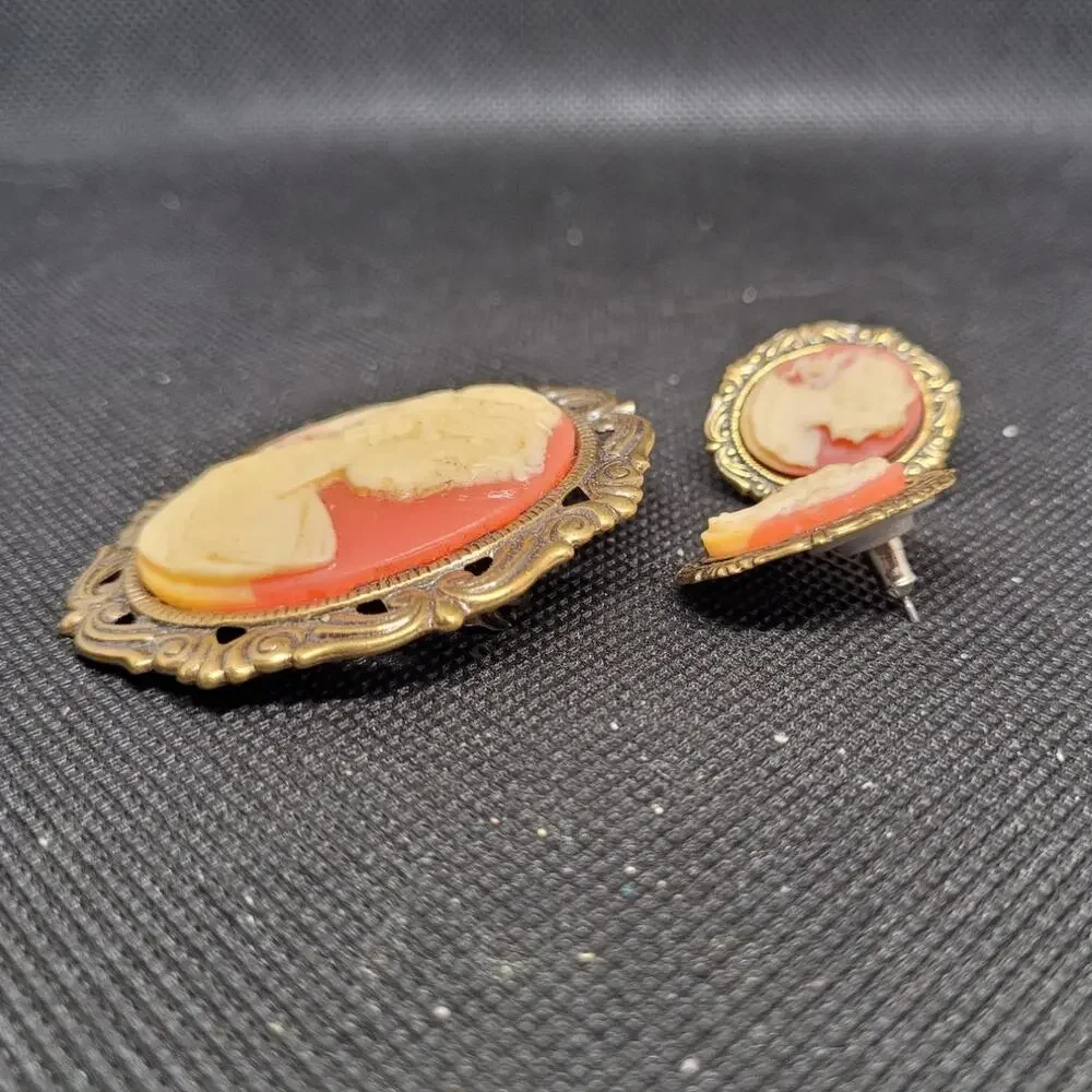 Vintage Luxe Resin Cameo Brooch &‎ Earring Set Coquette Baroque Retro Glam